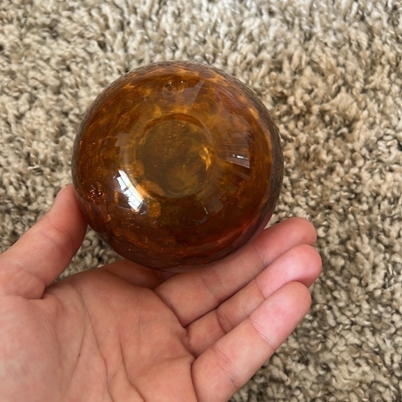 Late 20th Century Jay Strongwater Amber Glass Bud Vase With Enamel Bee - Picture 4 of 10